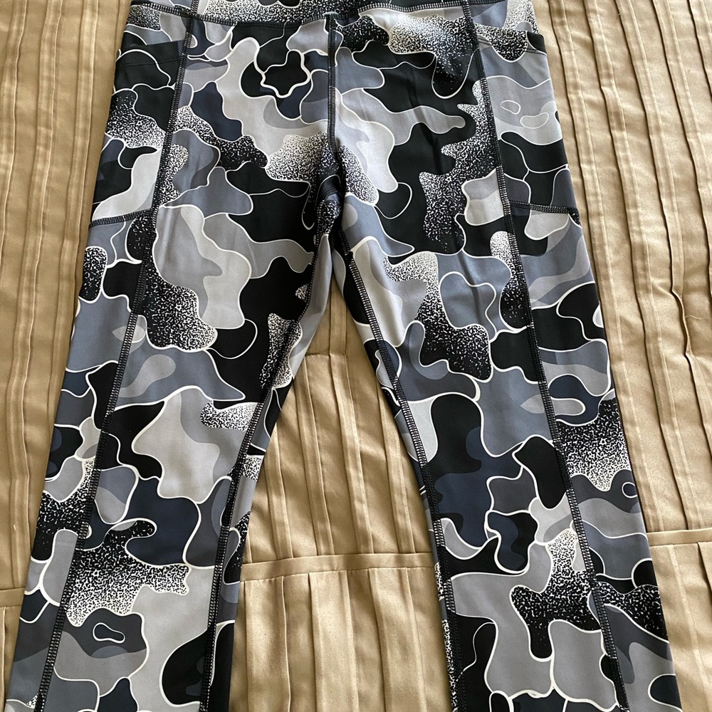 Black and white yoga pants.